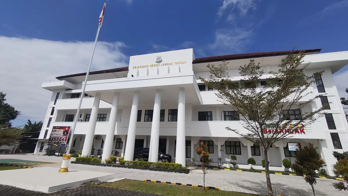 Kejaksaan Negeri Lombok Tengah kembali memanggil Sekda Lombok Tengah Lalu Firman Wijaya terkait kasus yang sedang ditangani jaksa, Selasa (5/5). (Dewi/Lombok Post) 