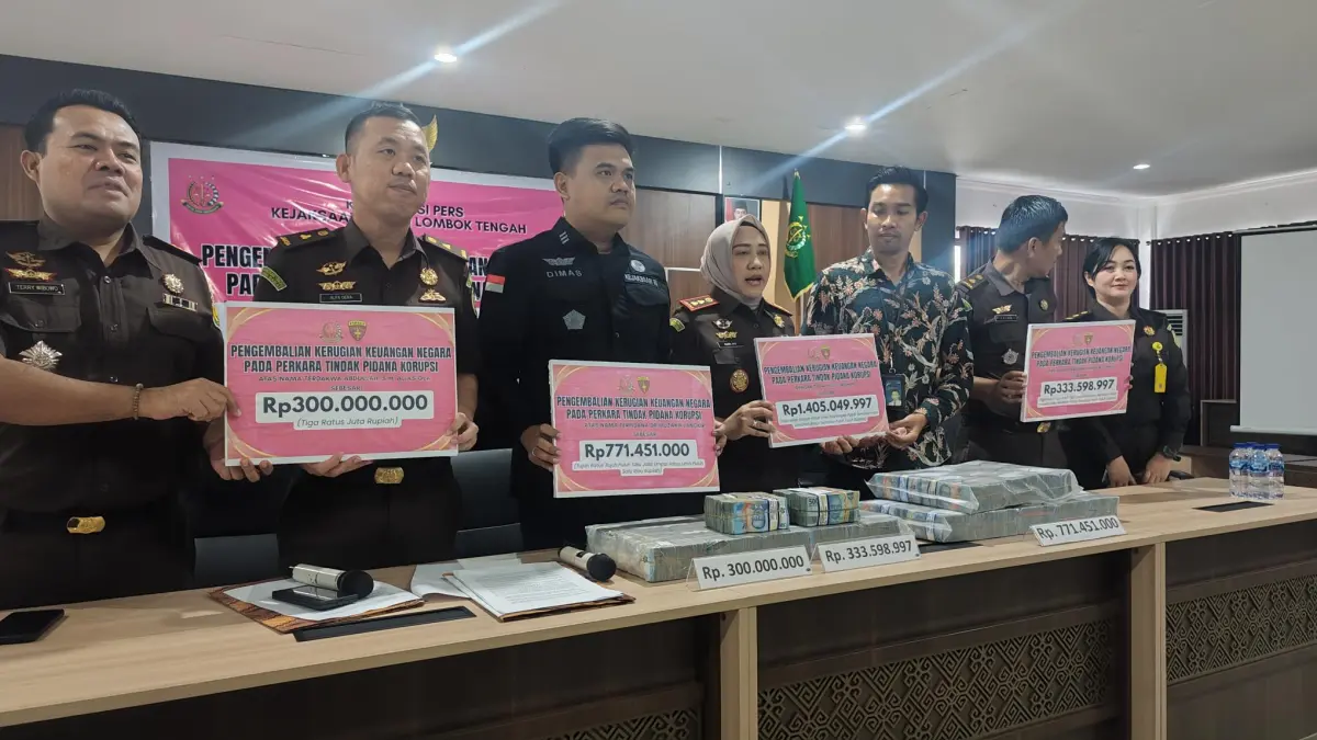 Kejari Lombok Tengah pulihkan kerugian keuangan negara pada perkara tindak pidana korupsi sebesar Rp 1,4 miliar lebih, Selasa (5/5). (Dewi/Lombok Post) 