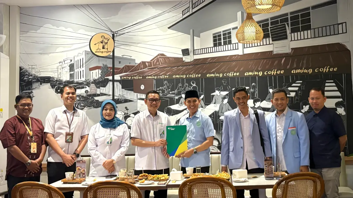 Ketua Umum DPP BKPRMI Nanang Mubarok (empat dari kanan) saat rapat koordinasi bersama BPJS Ketenagakerjaan di Jakarta, Senin (4/5) dalam rangka mematangkan rencana kerja sama perlindungan jaminan sosial bagi guru ngaji di seluruh Indonesia.
