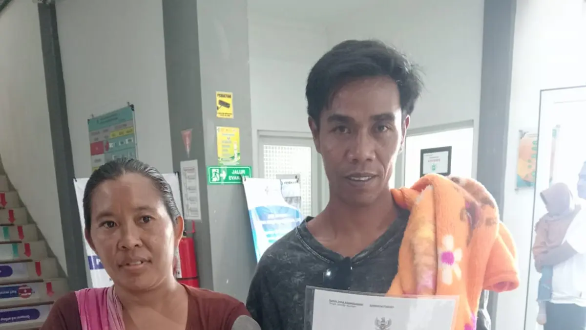 LAYANAN CEPAT: Pasangan suami istri di Lombok Utara menunjukkan Akta Kelahiran anaknya