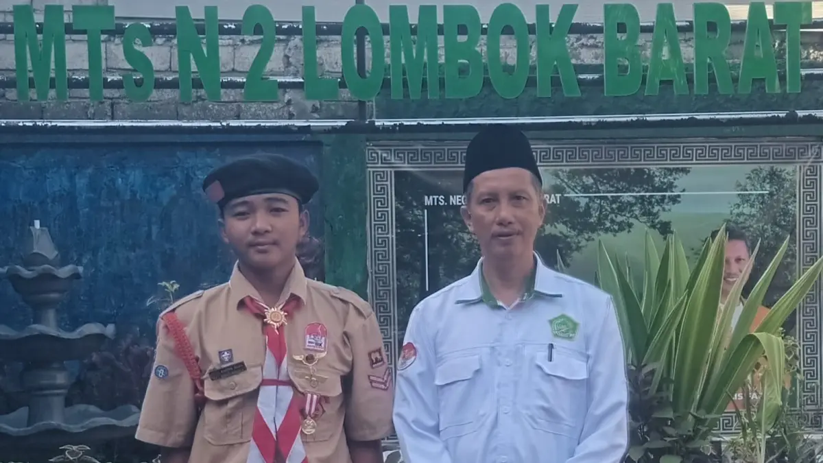 MEMBANGGAKAN: Kepala MTsN 2 Lobar Abdul Azis Faradi foto bersama siswanya yang akan mengikuti Jambore Pramuka Nasional 2026 di Cibubur, Jawa Barat.

