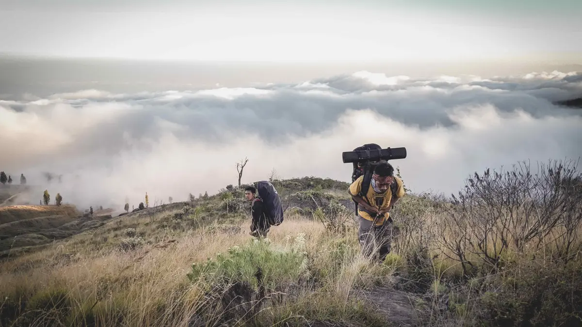 MEMUKAU: Keindahan Gunung Rinjani yang selama ini dinikmati para pendaki, kelak bisa disaksikan pengunjung dari kereta gantung. (IVAN/LOMBOK POST)