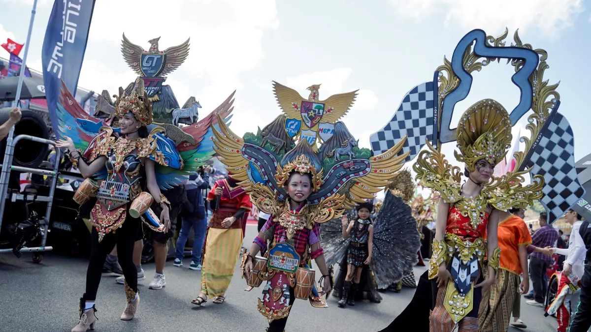 Opening Ceremony saat Race 2 GT World Challenge Asia (GTWCA) di Sirkuit Internasional Mandalika, Lombok Tengah, Minggu (3/5). (Dewi/Lombok Post) 
