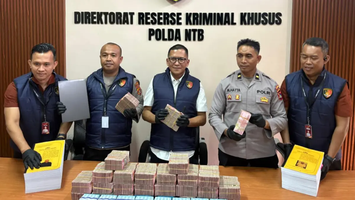 Penyidik Polda NTB menunjukkan uang RP 2,8 miliar yang disita dari tersangka korupsi kasus pengadaan mebel SMK.