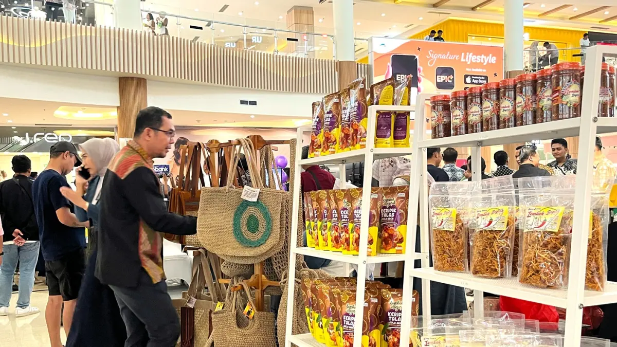PERLUAS PASAR: Produk IKM dan UMKM NTB yang dipasarkan dalam kegiatan bazar di atrium Lombok Epicentrum Mall beberapa waktu lalu.  (Ferial/Lombok Post)