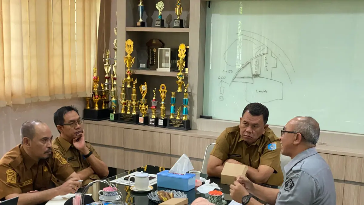 Perwakilan Kementerian Hukum dan HAM NTB, M. Amin Imran, saat mengikuti rapat pembahasan pengadaan tanah bersama Pemkab Lombok Barat di kantor Dinas PUPR, Selasa (5/5).