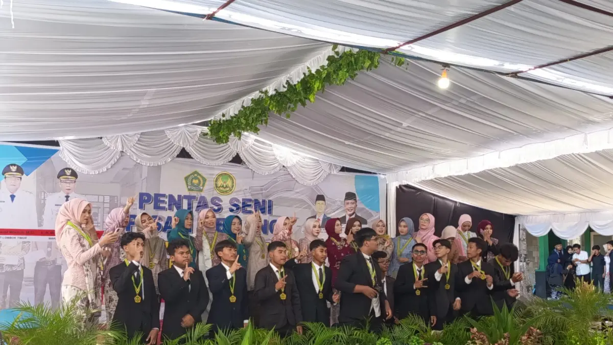 PISAH SAMBUT: Puluhan Siswa MAN 1 Lotim yang berprestasi saat menerima penghargaan sebagai bentuk apresiasi dari sekolah pada acara pisah sambut