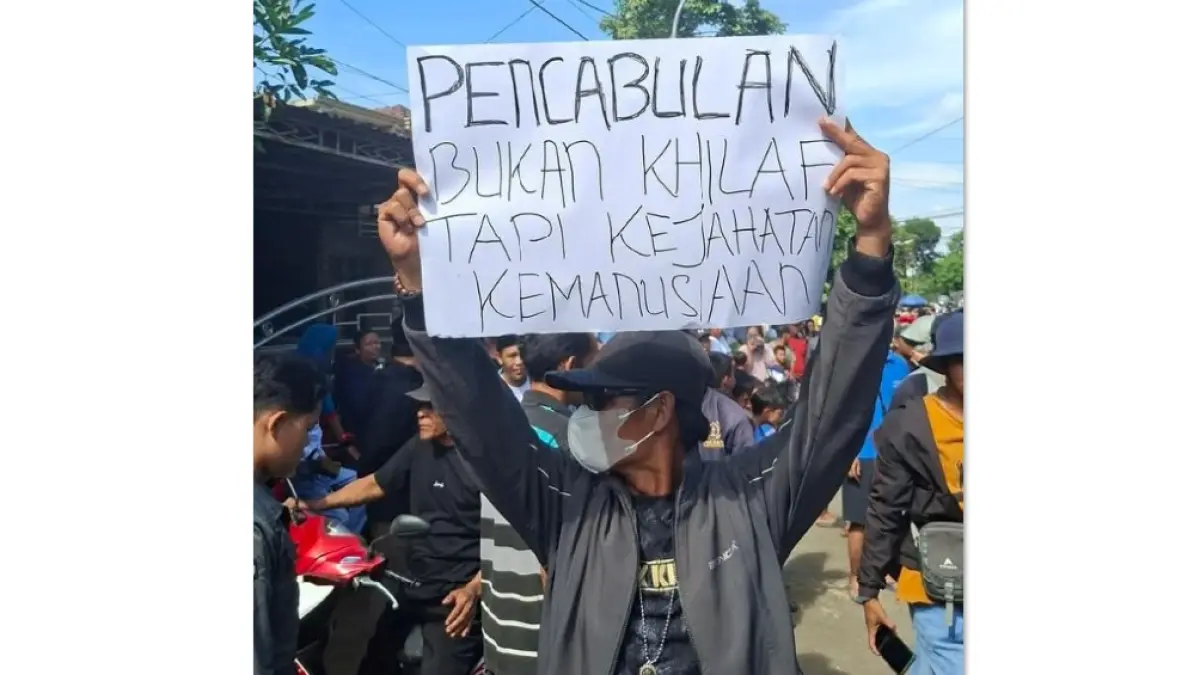 PROTES MASYARAKAT: Warga berunjuk rasa di depan Ponpes Ndoho Kusumo Tlogowungu, Sabtu (2/5). Mereka menyampaikan aspirasi lewat berbagai poster dan spanduk. (JAWA POS)