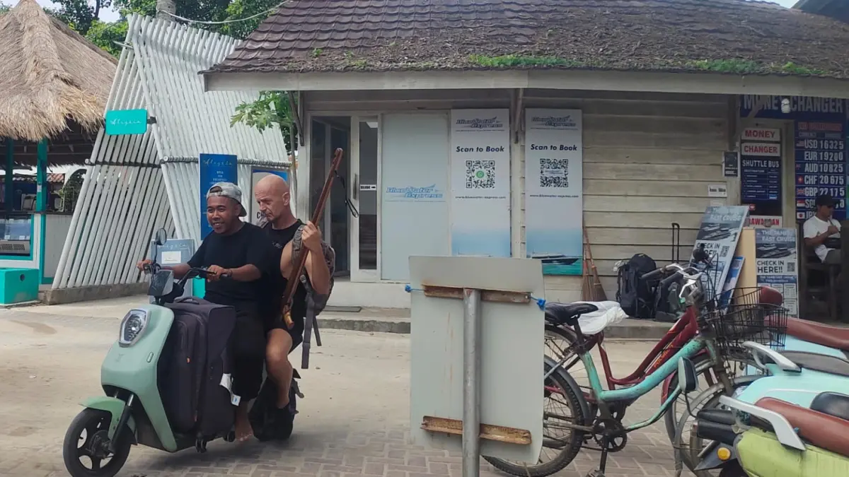 RAMAH LINGKUNGAN: Wisatawan menggunakan sepeda listrik di Kawasan Wisata Gili Air. Komisi II mendorong agar ada regulasi terkait sepeda listrik.