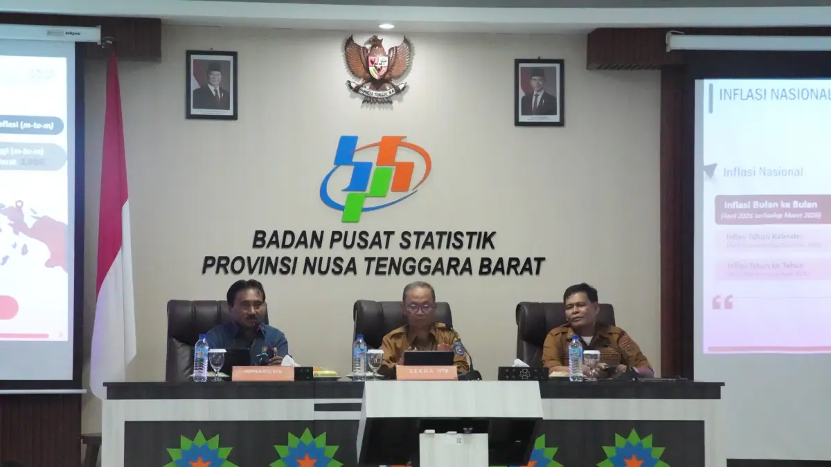 RILIS DATA: Dari kiri, Kepala BPS NTB Wahyudin, Sekda NTB Abul Chair, dan Asisten II Setda NTB Lalu M Faozal saat merilis data inflasi NTB, di aula kantor BPS NTB, Senin (4/5). (Istimewa)