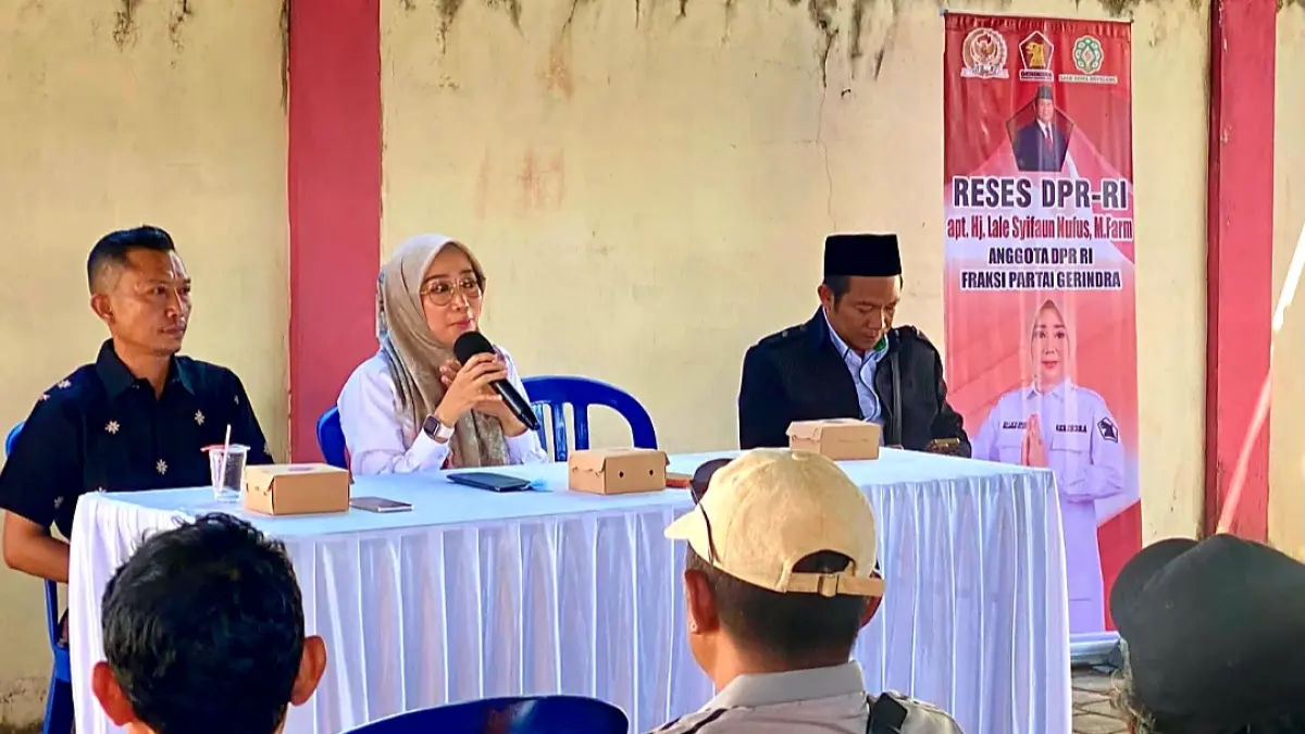 SERAP ASPIRASI WARGA: Anggota DPR RI Lale Syifaun Nufus saat reses di Lombok Barat, Senin (4/5). (Toni/Lombok Post)