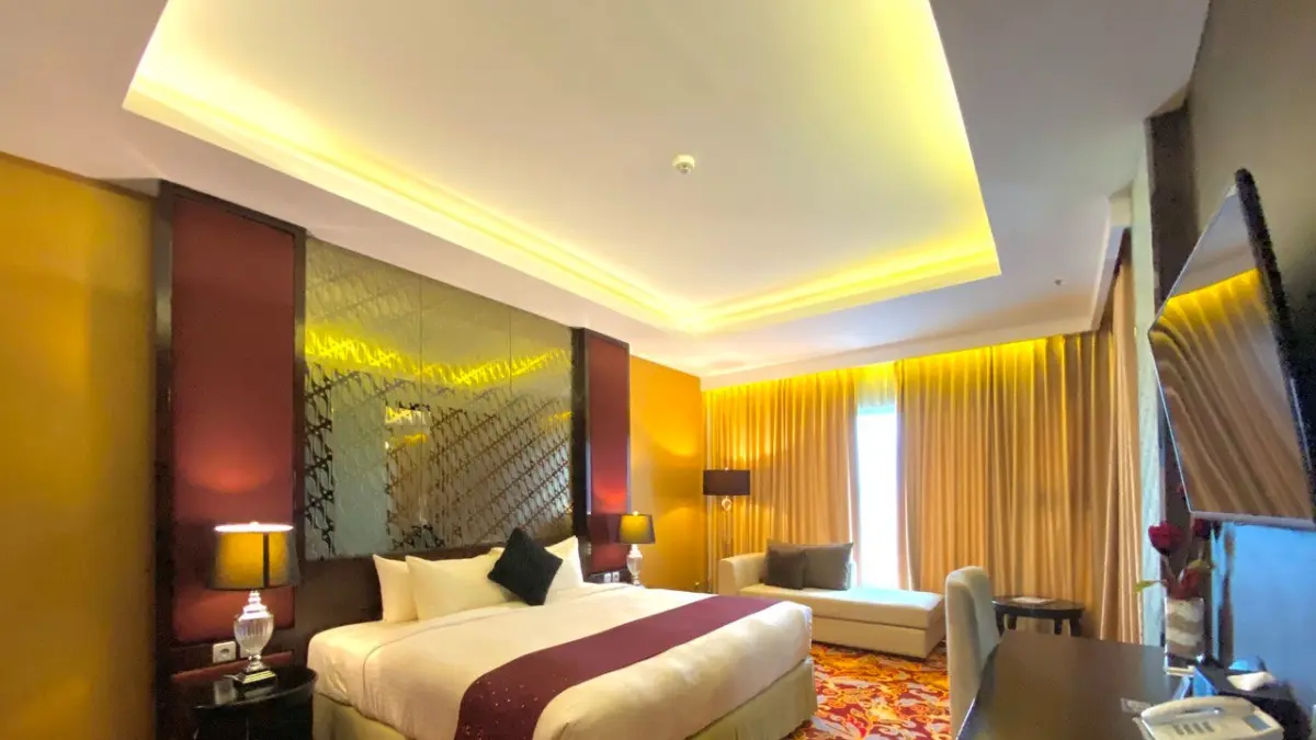 Setelah lelah beraktivitas, tamu Lombok Raya Hotel akan disambut oleh kehangatan 264 kamar dan suite yang menawan.&nbsp;