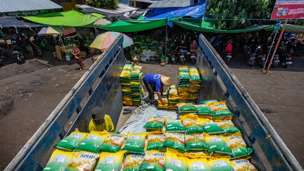 Stok beras SPHP saat tiba di Pasar Kebon Roek, Ampenan, Mataram. (PUJO/LOMBOK POST)