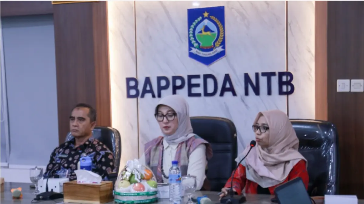 STUNTING: Kepala Bappeda NTB Baiq Nelly Yuniarti (kanan), Ketua TP PKK NTB Sinta Agathia (tengah), dan Kabid Pelayanan Primer, Komunitas dan Lanjutan, Dikes NTB Badaruddin saat rakor di Mataram. (DISKOMINFOTIK NTB/LOMBOK POST)