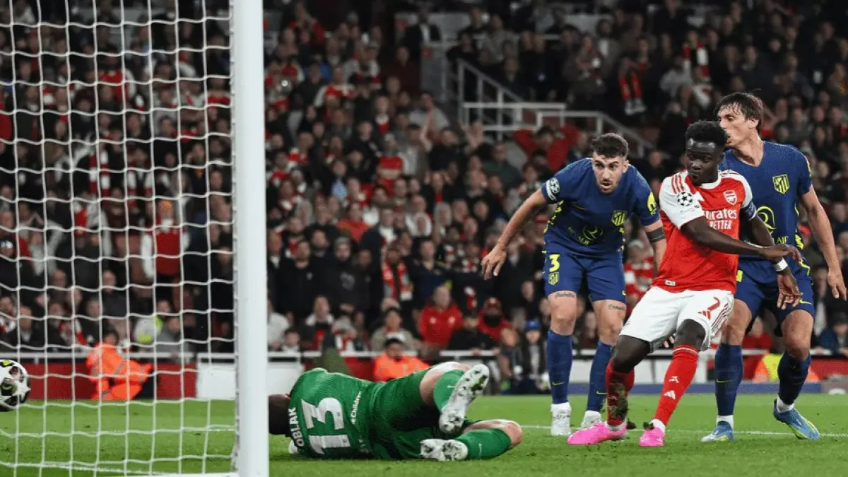 Bukayo Saka mencetak gol Arsenal ke gawang Atletico Madrid dalam semifinal Liga Champions. (ARSENAL.COM)
