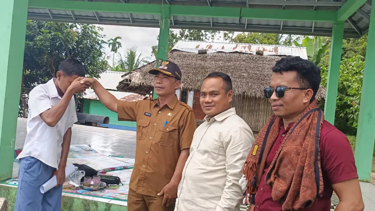 DAMAI: Kepala Desa Pansor (dua dari kiri) dengan didampingi kuasa hukumnya bersalaman dengan pelaku.