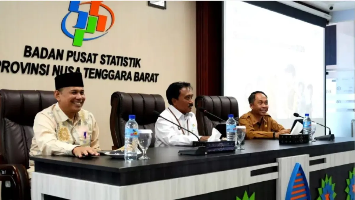 DATA BPS: Kepala BPS NTB Wahyudin bersama Kepala Diskominfotik NTB Ahsanul Khalik saat menyampaikan rilis resmi statistik, Selasa (5/5). (DISKOMINFOTIK NTB/LOMBOK POST)