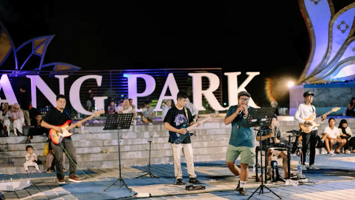 HIBUR PENGUNJUNG: Penampilan energik The Sensi Band saat menghibur pengunjung Car Free Night (CFN) Giri Menang, Lombok Barat, akhir pekan lalu. Grup musik lintas wilayah ini sukses membakar semangat penonton dengan perpaduan lagu Sasak, reggae, dan alternatif.