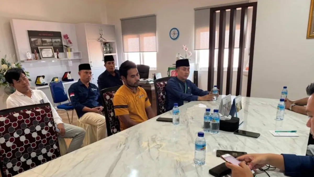 Kadikes Kota Mataram dr Emirald Isfihan (kopiah depan) saat memediasi sengketa medis beberapa waktu lalu. (DOK. DIKES)