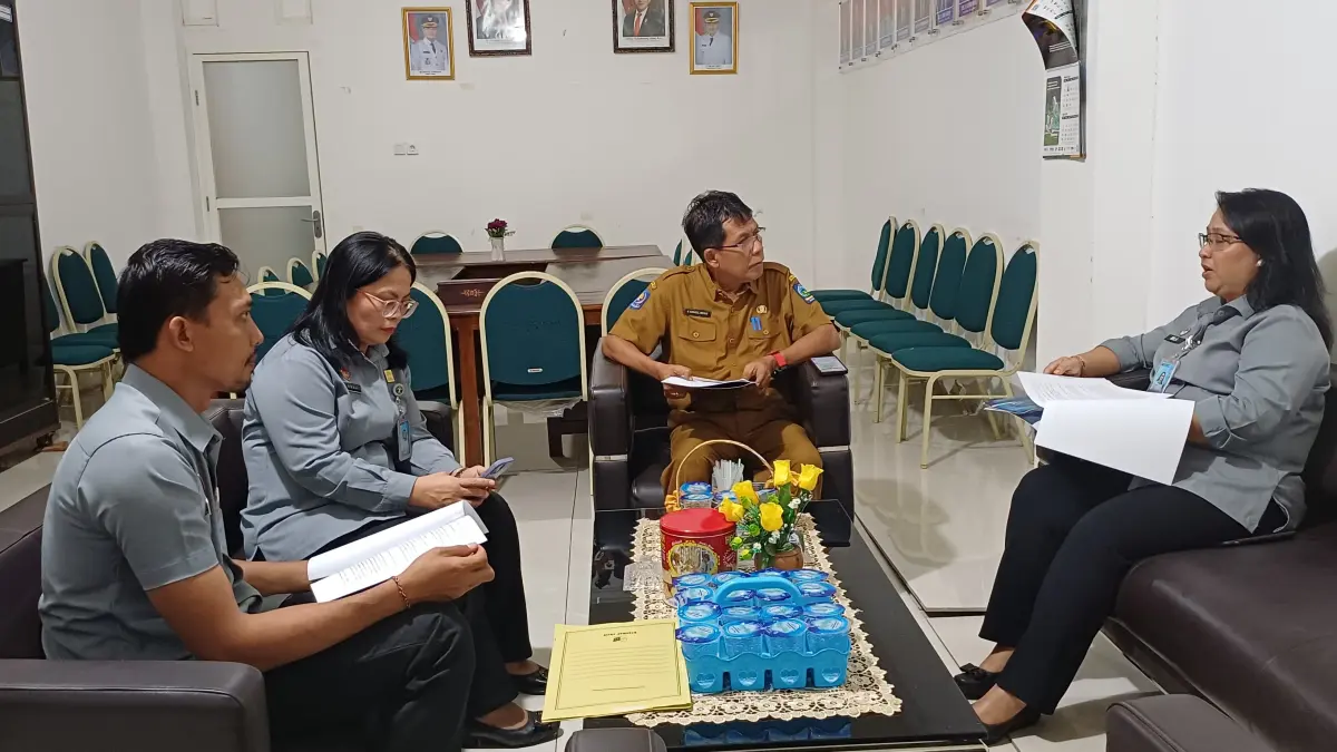 Kakanwil Kemenkum NTB I Gusti Putu Milawati saat audiensi dengan Sekda Dompu H. Khairul Insyan di Kantor Bupati Dompu, membahas penguatan Posbankum, IRH, dan harmonisasi regulasi daerah.