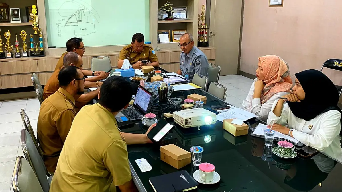 KAWAL PEMBANGUNAN: Perwakilan Kanwil Kemenkumham NTB, M. Amin Imran saat menghadiri rapat koordinasi bersama Sekda Lombok Barat dan Dinas PUPR terkait percepatan pengadaan tanah pembangunan ruas jalan strategis, Selasa (5/5).