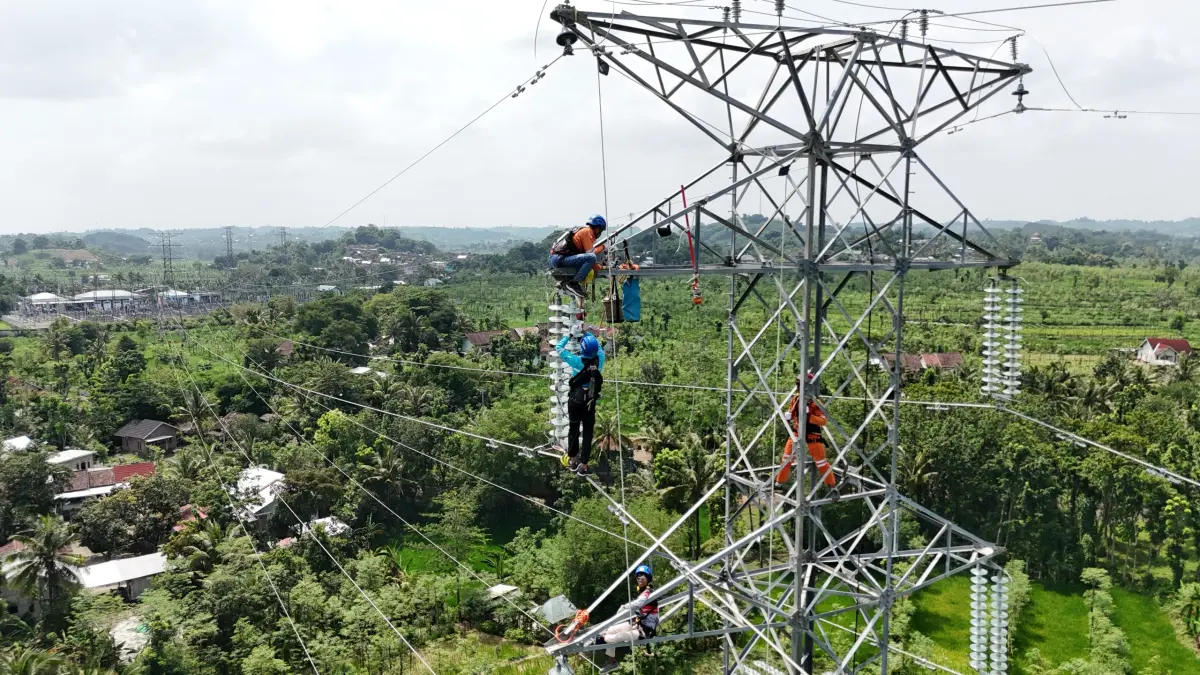 Kegiatan climb up inspection yang dilakukan tim Unit Layanan Transmisi dan Gardu Induk Lombok Barat.

