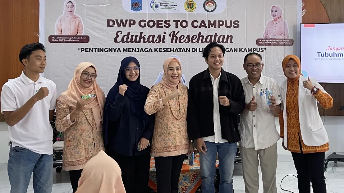 Ketua DPW Kesehatan Kota Mataram Dr. Nining Herlina berfoto bersama mahasiswa. (ZAD/LOMBOK POST)