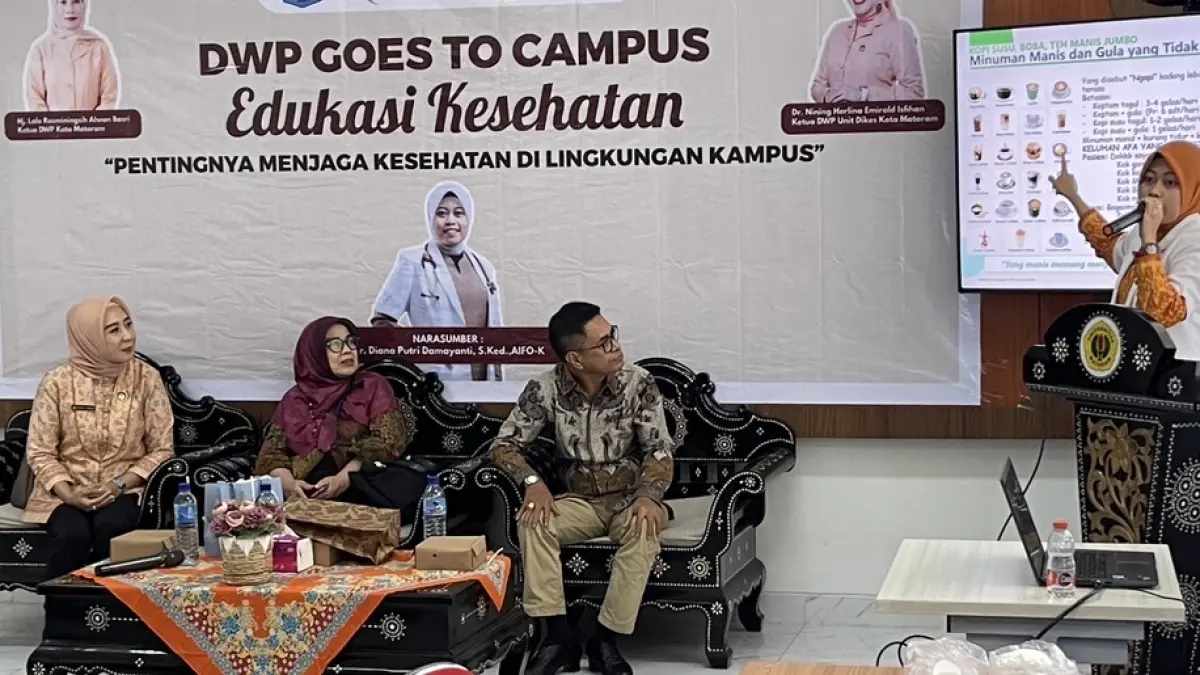 Ketua DWP Kesehatan Kota Mataram Dr. Nining Herlina (paling kiri) bersama jajaran Program Studi Magister Kenotariatan Universitas Mataram (duduk depan) saat mengikuti materi kesehatan dalam program DWP Goes To Campus,&nbsp;
