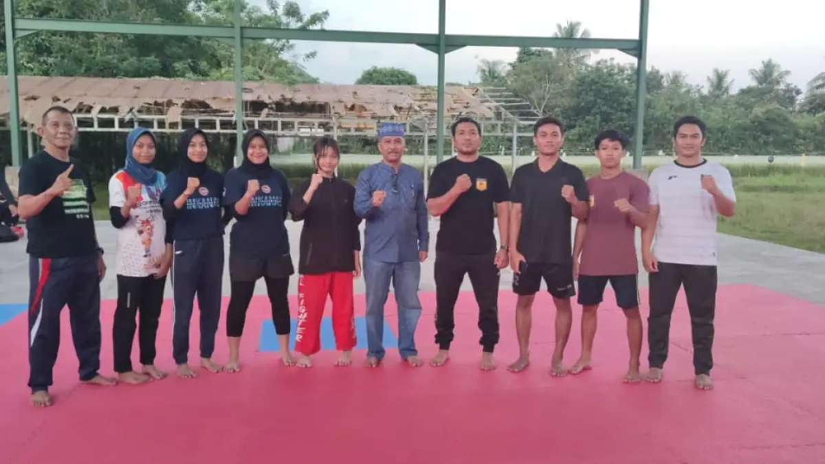 Ketua Pengkab FORKI Lobar H. Kamaruddin bersama karateka Lobar yang akan mengikuti Kejurnas PB FORKI. (IST/LOMBOK POST)