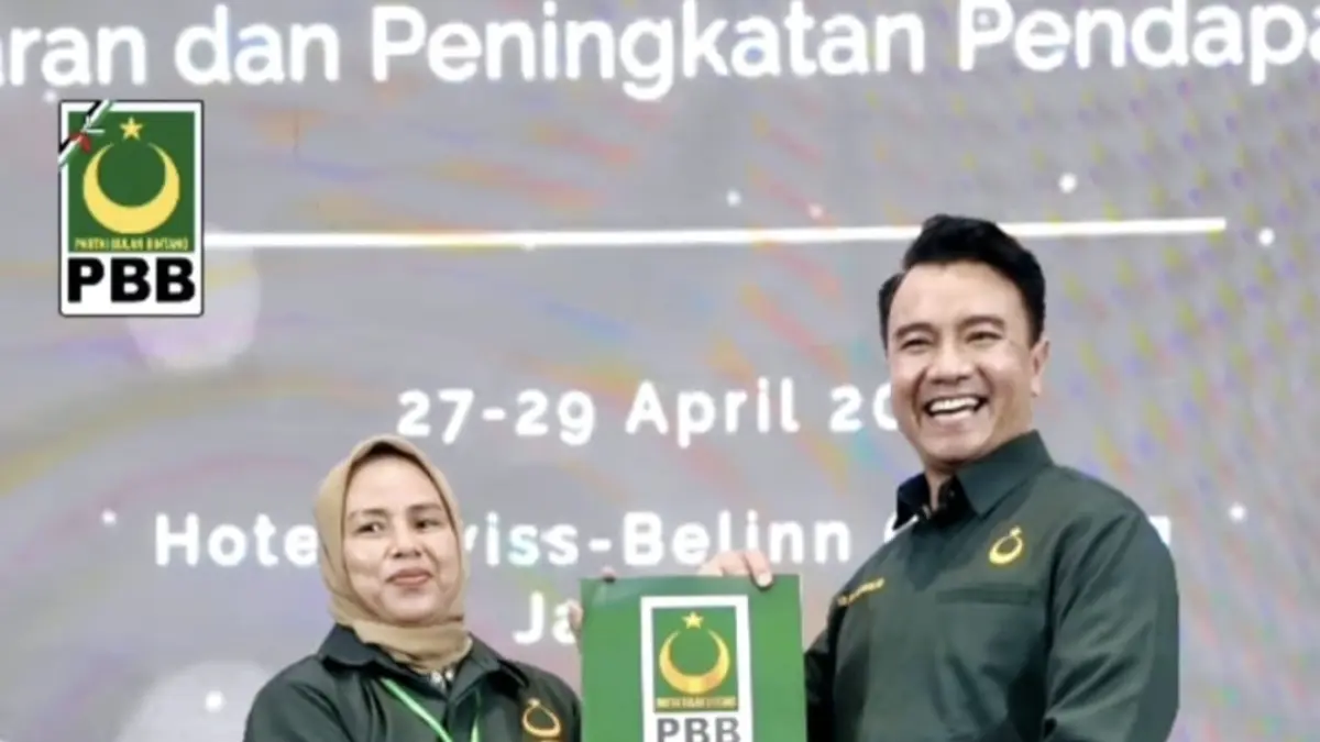 Ketua Umum PBB Yuri Kemal Fadlullah menyerahkan SK kepengurusan kepada Ketua DPW PBB NTB Nadirah Al-Habsy saat bimtek anggota DPRD di Jakarta pada 27-29 April lalu.