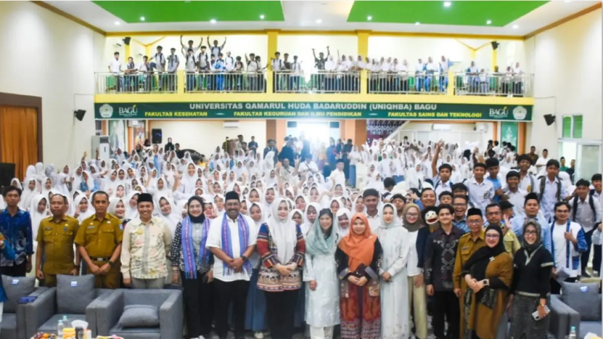 MEDSOS: Menteri Komdigi Meutya Hafid didampingi Wagub NTB Indah Dhamayanti Putri saat kunjungan kerja di Ponpes Qomarul Huda Bagu, Lombok Tengah, Selasa (5/5). (DISKOMINFOTIK NTB/LOMBOK POST)