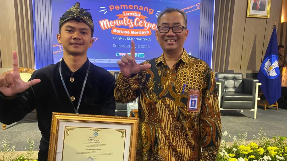 MEMBANGGAKAN: Siswa SMAN 1 Terara M Dimas Ibnu Pratama menerima penghargaan juara lomba cerpen tingkat nasional 2026 di Kantor Badan Bahasa, belum lama ini.

