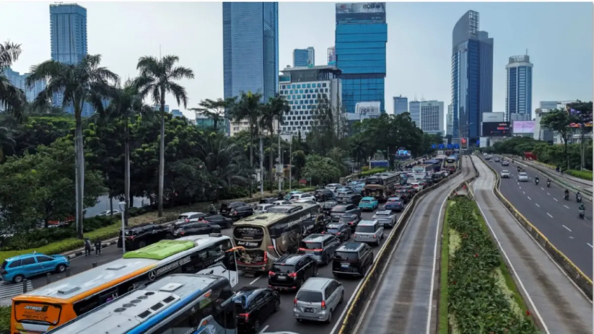 PICU EFEK DOMINO: Sejumlah kendaraan melintas di ruas jalan Kota Jakarta, Jumat (1/5) lalu. Kenaikan harga BBM nonsubsidi diperkirakan bisa memicu efek domino. (AFP)