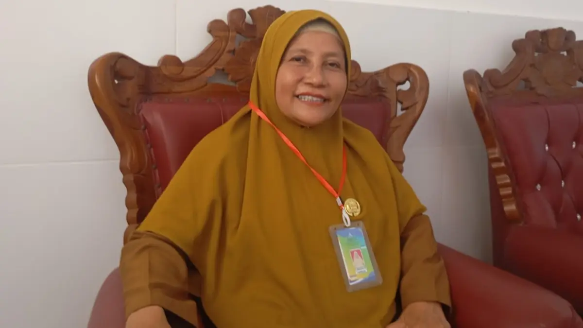 Plt Kepala SMPN 21 Mataram Rohana Helmi

