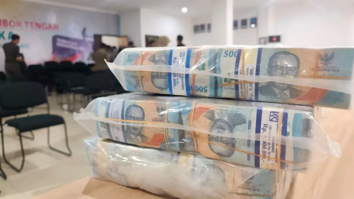 PULIHKAN: Tumpukan uang sebesar Rp 1,4 miliar berhasil dipulihkan kepada negara oleh Kejari Lombok Tengah, Selasa (5/5). (Dewi/Lombok Post) 