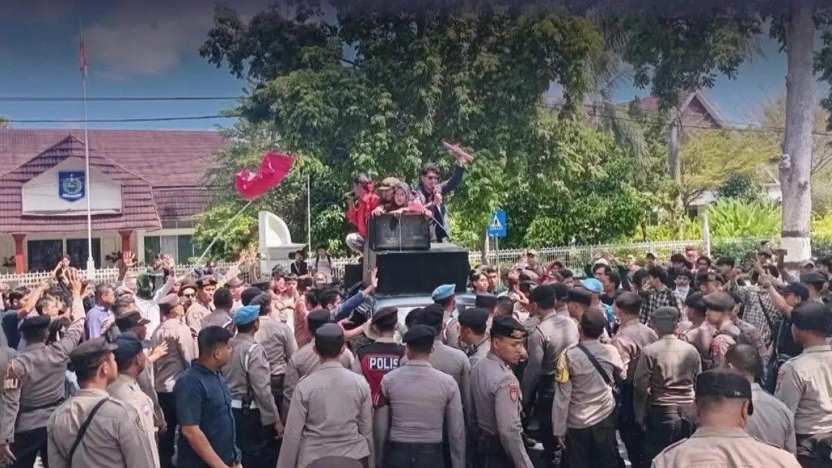 Satpol PP NTB dan Kepolisian memperketat pengamanan aksi unjuk rasa yang digelar oleh aliansi mahasiswa dan rakyat NTB di depan Kantor Gubernur Selasa (5/5).