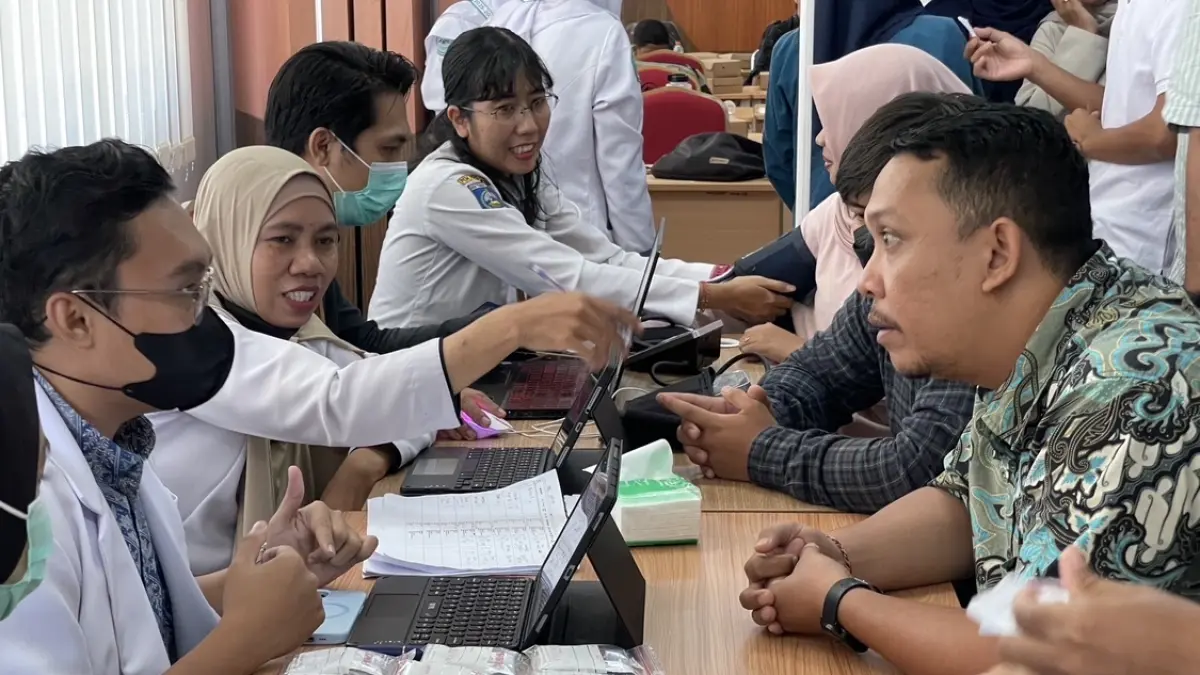 Sejumlah mahasiswa mengikuti kegiatan cek kesehatan gratis di Prodi Magister Kenotariatan Unram yang berkolaborasi dengan DWP Dikes Mataram. (ZAD/LOMBOK POST)