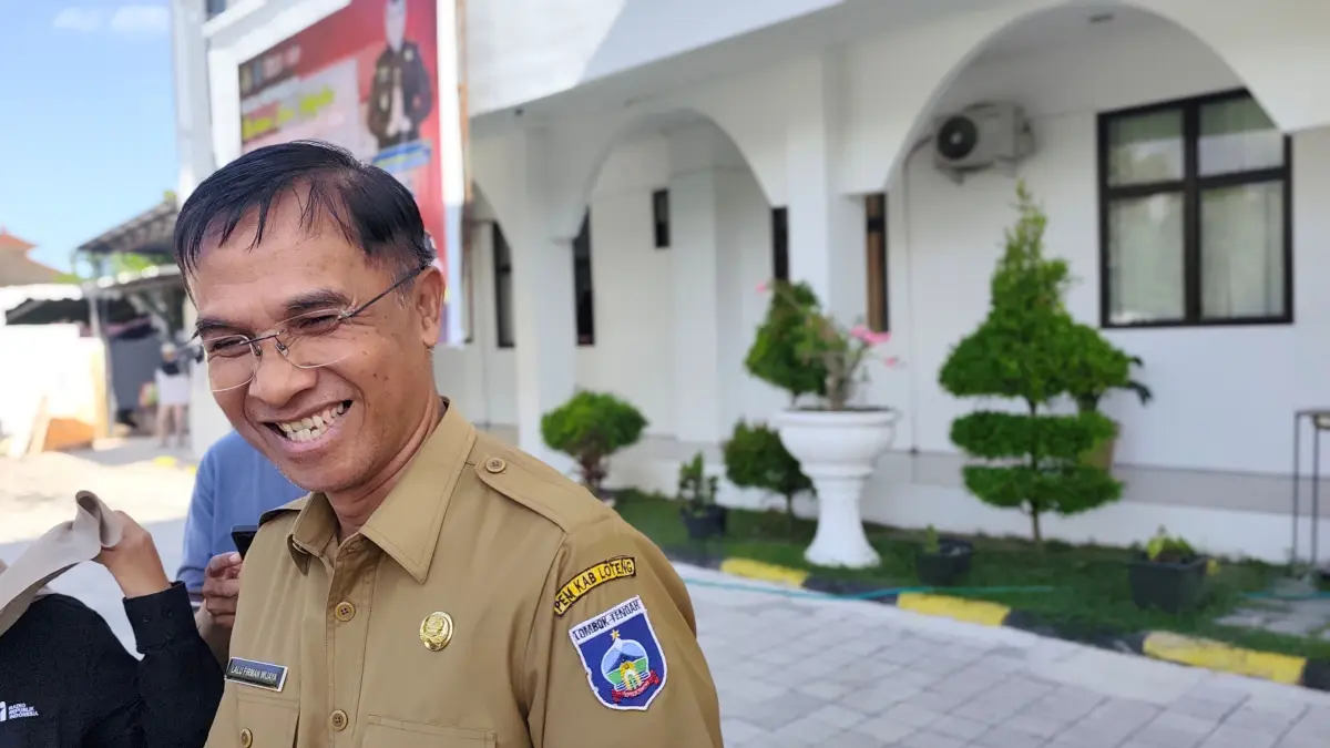 Sekda Lombok Tengah Lalu Firman Wijaya usai diperiksa penyidik terkait kasus pengadaan dump truk dan pengelolaan APBDes di Kejari Lombok Tengah, Selasa (5/5). (Dewi/Lombok Post) 