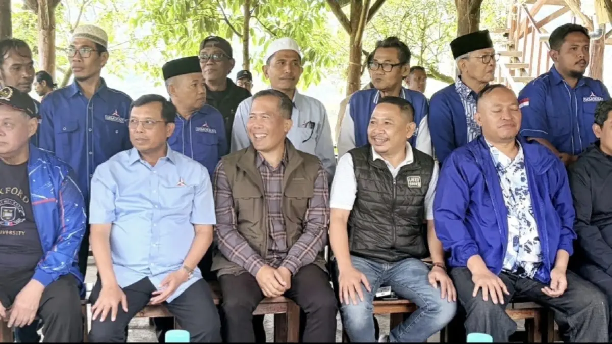 Sekjen DPP Partai Demokrat Herman Khaeron (dua dari kanan) bersama anggota DPR RI Nanang Samoedra (kiri), fungsionaris DPD Demokrat NTB dan jajaran DPC dalam kunjungan ke Sembalun, Lombok Timur, Selasa (5/5).