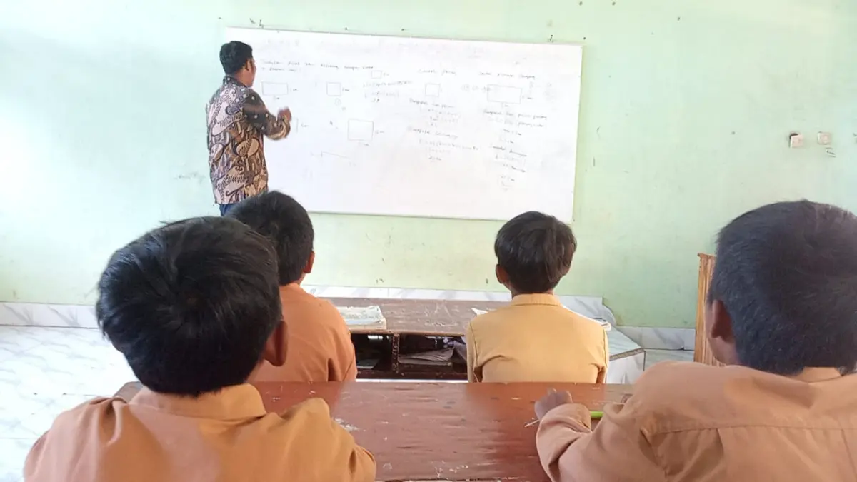 SEKOLAH PELOSOK: Siswa-siswi SDN 4 Selaparang yang ada di daerah pelosok Kecamatan Suela saat mengikuti pelajaran dengan semangat.