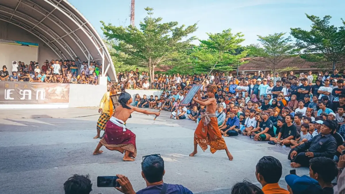 Tarung pepadu peresean yang digelar di Colloseum Loang Baloq pada minggu ketiga bulan April, 2026 lalu.&nbsp;