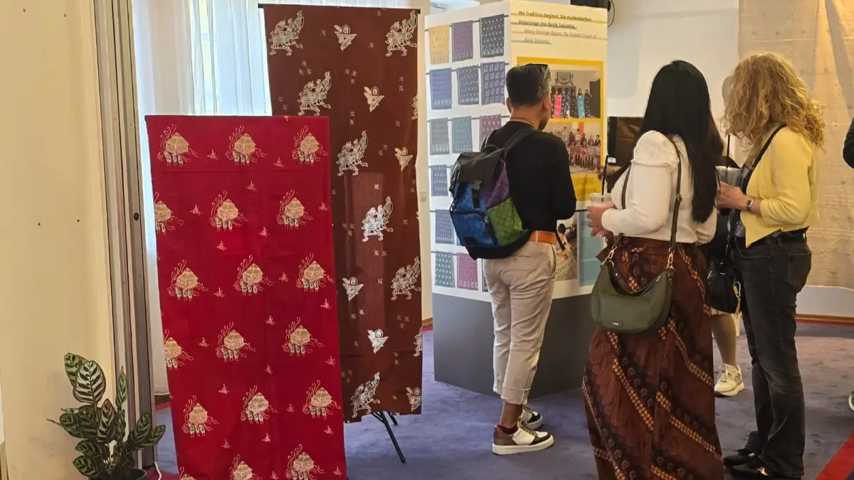 TEMBUS PASAR EROPA: Batik Sasambo SMKN 5 Mataram dipmaerkan di Hamburg, Jerman, belum lama ini.