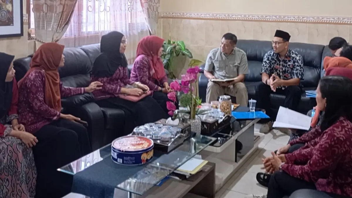 TINJAU: Koordinator Pengawas Dikpora NTB Ahmad Taufiq Gupran meninjau laporan program 7 Kebiasaan Anak Indonesia Hebat di SMAN 2 Mataram, pekan lalu.


