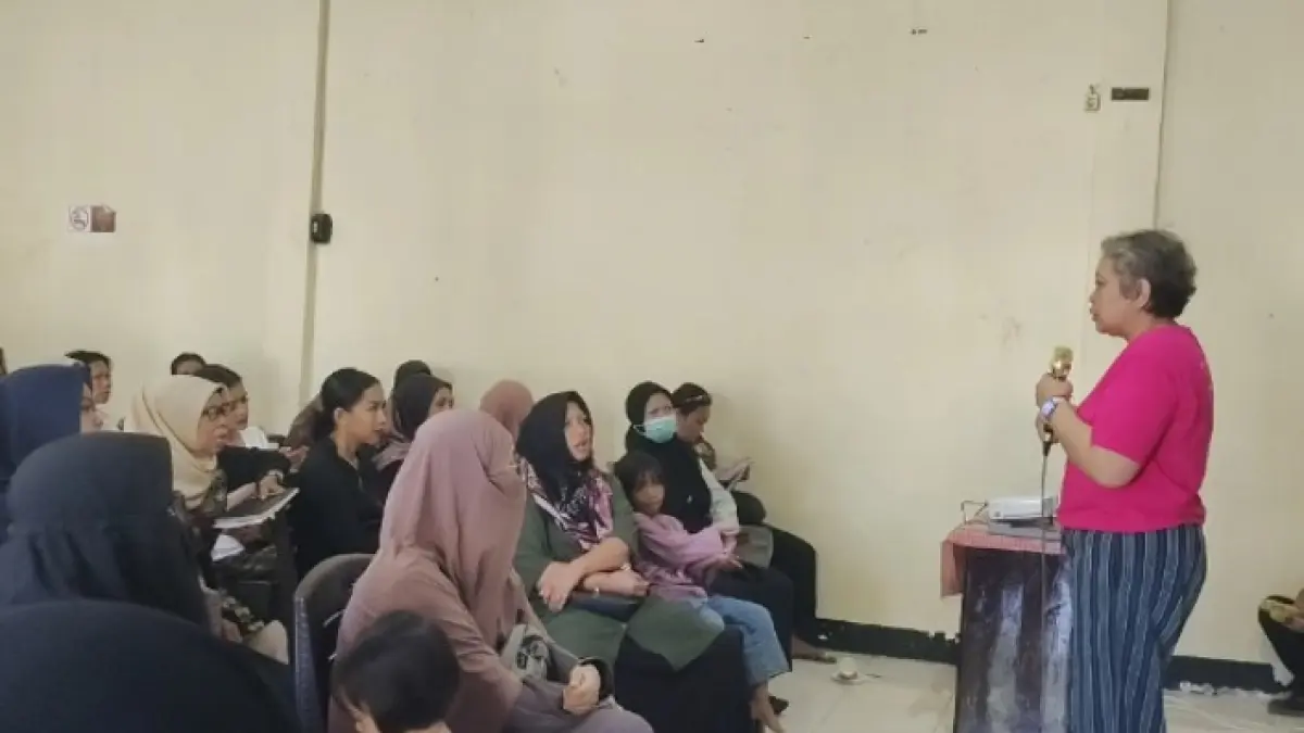 BERI EDUKASI: Suasana pelaksanaan skrining kanker payudara gratis di Kantor Desa Medana, Rabu (6/5)