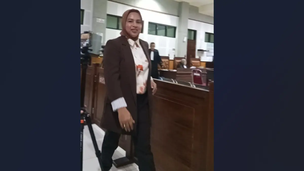 BERSAKSI: Anggota DPRD NTB Nadirah berjalan ke luar ke persidangan usai bersaksi di Pengadilan Tipikor Mataram, kemarin (6/5). 