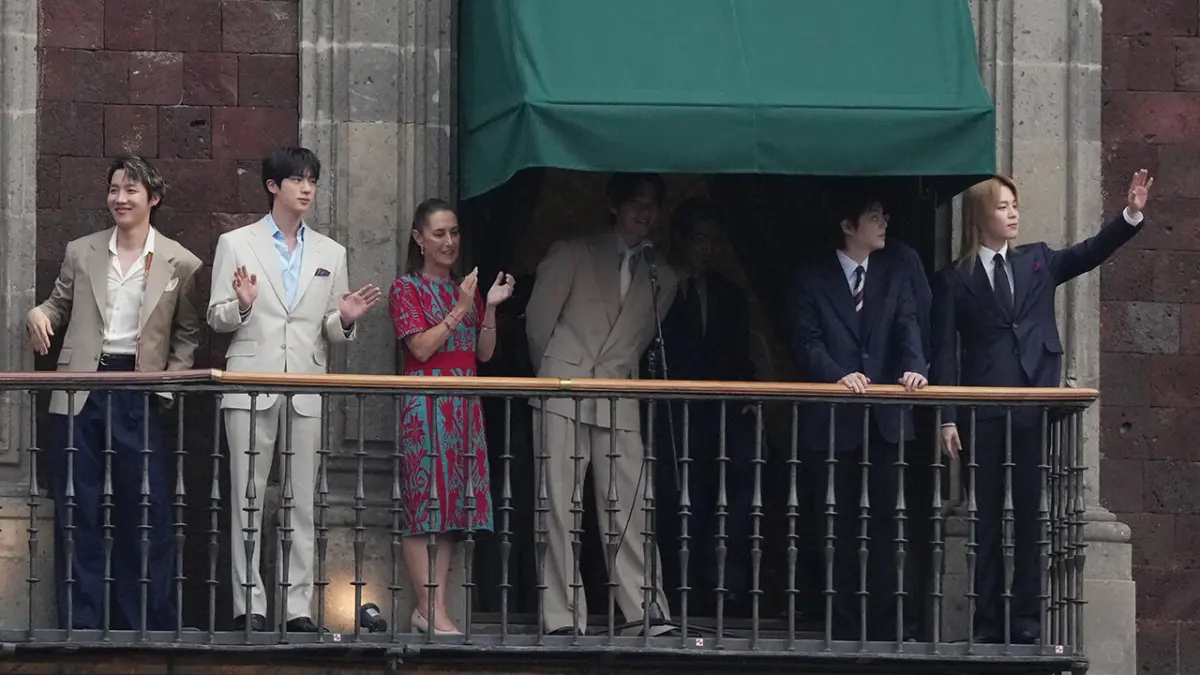BTS bersama Presiden Meksiko Claudia Sheinbaum (tiga kiri) saat menyambut ARMY di balkon istana kepresidenan, Rabu (6/5). (Yonhap News)