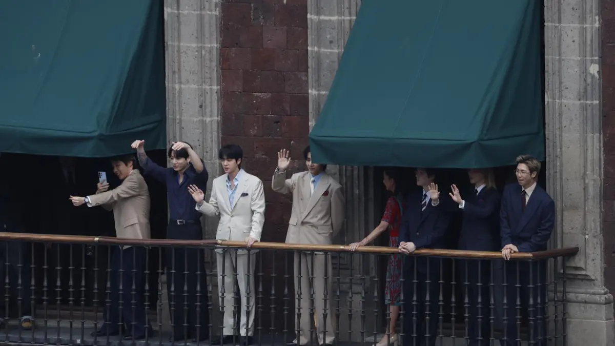 BTS menyapa puluhan ribu penggemar dari balkon National Palace usai bertemu Presiden Meksiko, Claudia Sheinbaum.