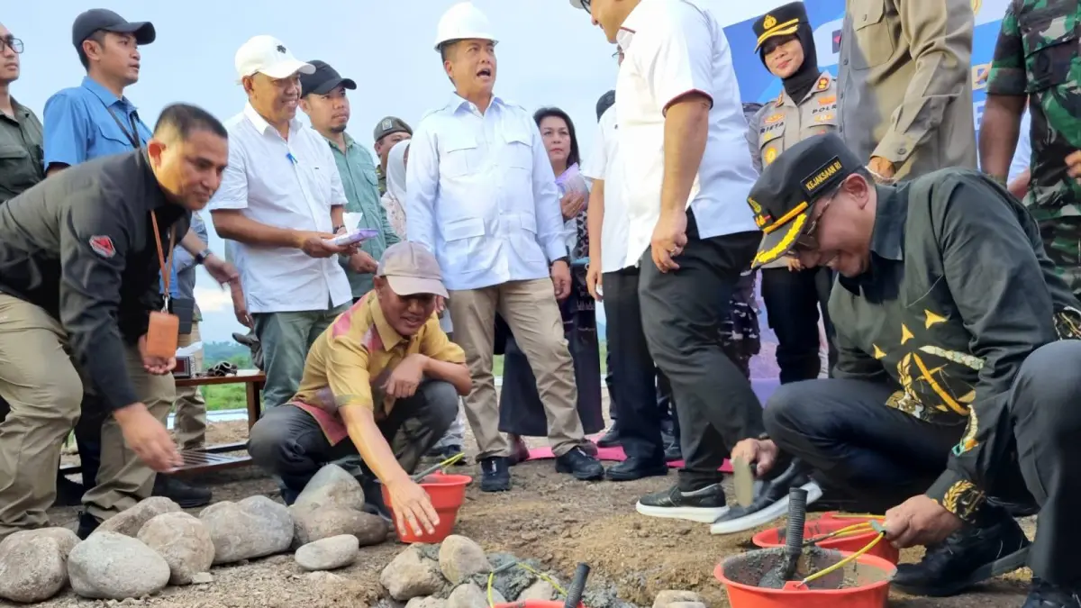 CARI SOLUSI: Suasana groundbreaking proyek pengembangan hilirisasi ayam terintegrasi yang dilaksanakan di Serading, Sumbawa, pada 6 Februari lalu. (DISNAKKESWAN NTB FOR LOMBOK POST)