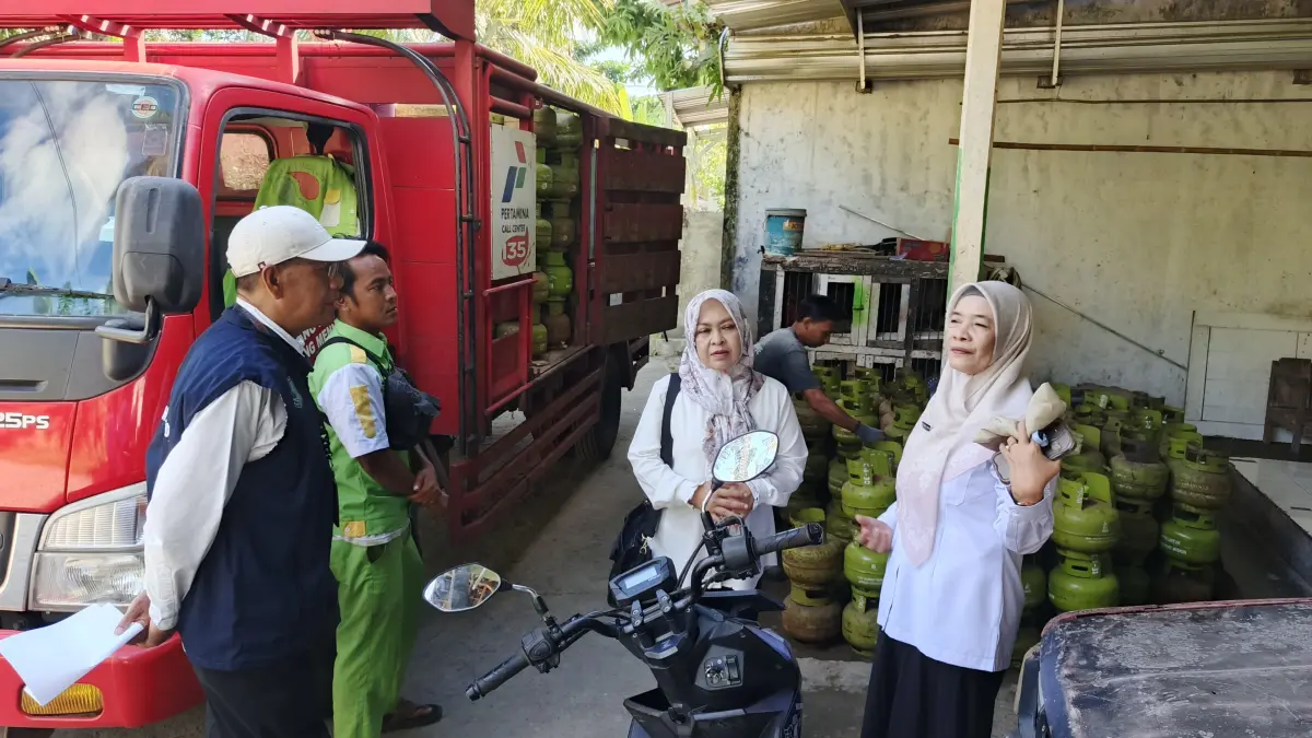 CEK STOK: Tim dari Disperindag Lobar bersama tim Kecamatan Gerung saat melakukan pemantauan distribusi dan harga di salah satu pangkalan di wilayah Gerung, Rabu (6/5).

