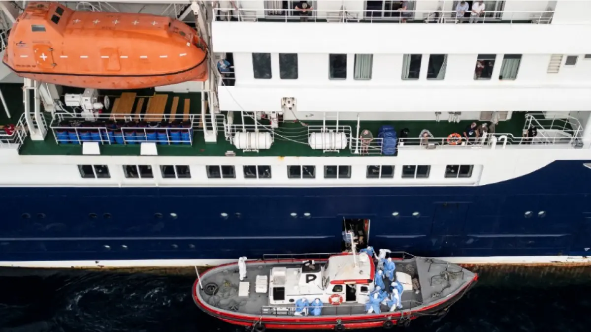 EVAKUASI: Perahu ambulans membawa anggota kru kapal pesiar MV Hondius yang terinfeksi hantavirus untuk dibawa ke rumah sakkit du Tanjung Verde, Selasa (5/4). (AFP)